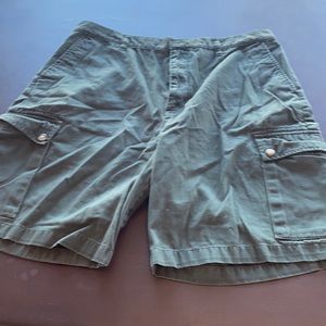 Men’s green casual shorts 38